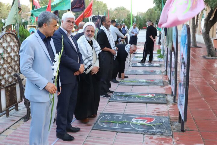 تصاویر/عطر افشانی و گلباران قبور مطهر شهدا به یاد شهدای غریب بی نشان در اراک