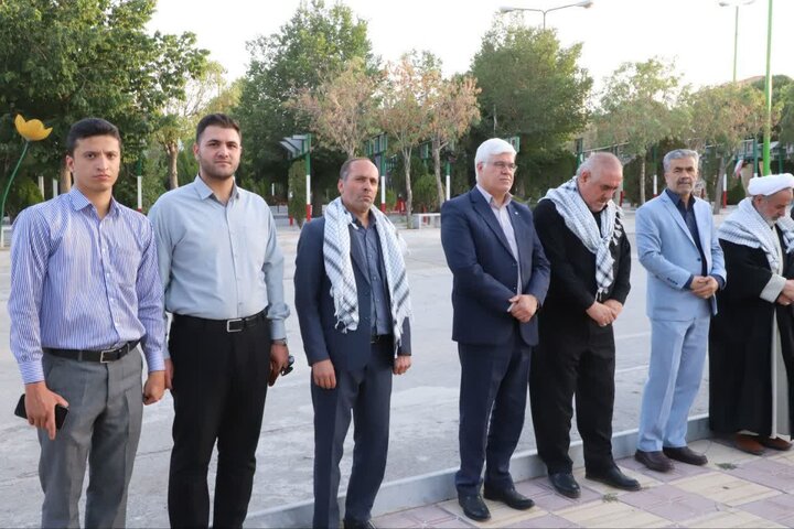 تصاویر/عطر افشانی و گلباران قبور مطهر شهدا به یاد شهدای غریب بی نشان در اراک