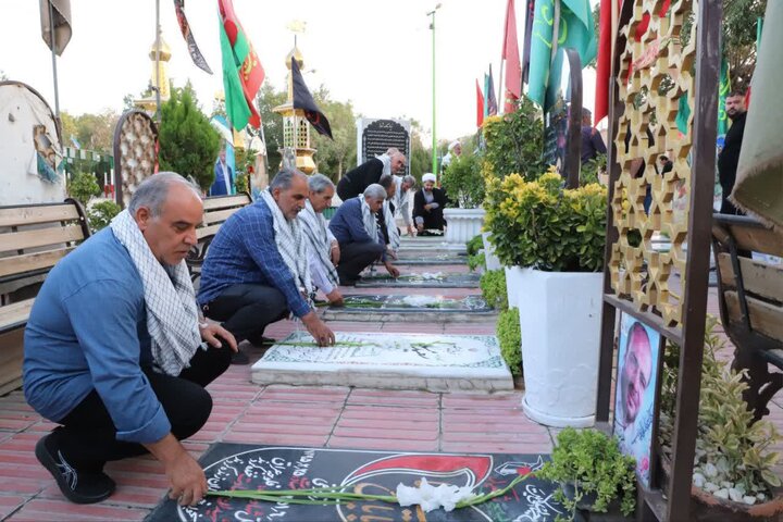 تصاویر/عطر افشانی و گلباران قبور مطهر شهدا به یاد شهدای غریب بی نشان در اراک