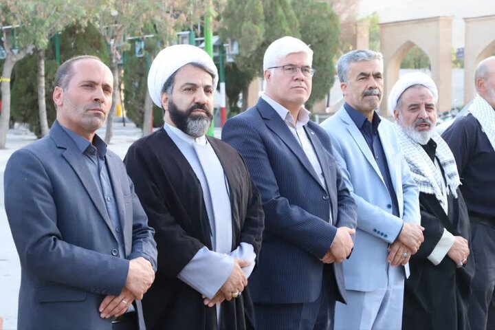تصاویر/عطر افشانی و گلباران قبور مطهر شهدا به یاد شهدای غریب بی نشان در اراک