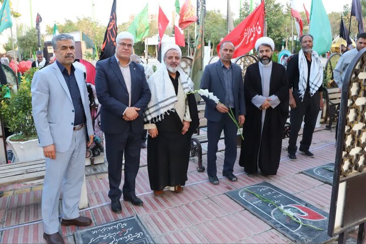 تصاویر/عطر افشانی و گلباران قبور مطهر شهدا به یاد شهدای غریب بی نشان در اراک