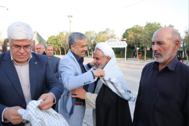 تصاویر/عطر افشانی و گلباران قبور مطهر شهدا به یاد شهدای غریب بی نشان در اراک
