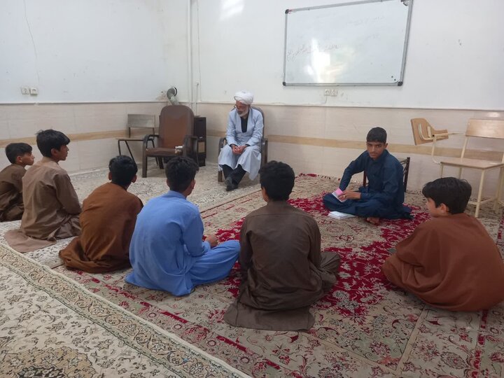 تصاویر/ آموزش قرائت قرآن و احکام طلاب مدرسه علمیه آیت‌الله مصطفوی کاشان