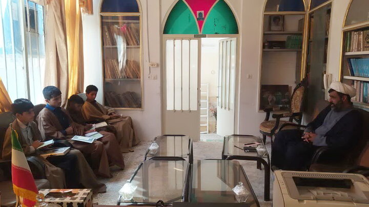 تصاویر/ آموزش قرائت قرآن و احکام طلاب مدرسه علمیه آیت‌الله مصطفوی کاشان