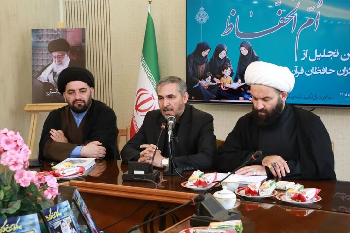 تصاویر/ مراسم تجلیل از مادران حافظان قرآن‌ کریم در اردبیل