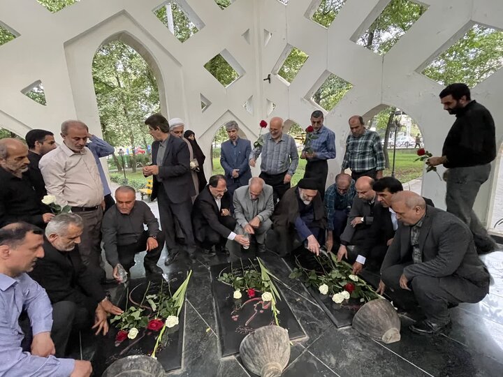 تصاویر/ حضور امام جمعه نوشهر در مراسم غبارروبی قبور شهدای باغ نوید، به همراه اعضای شورای نگهبان