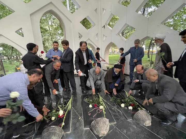 تصاویر/ حضور امام جمعه نوشهر در مراسم غبارروبی قبور شهدای باغ نوید، به همراه اعضای شورای نگهبان