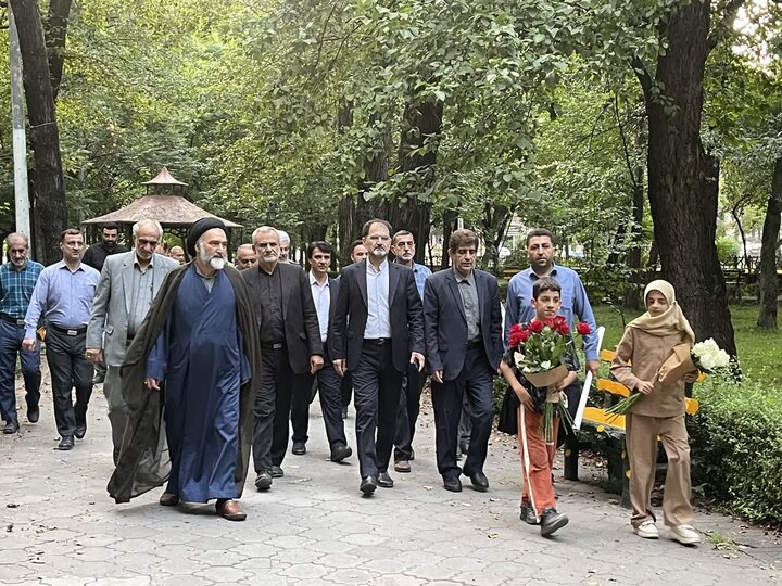 تصاویر/ حضور امام جمعه نوشهر در مراسم غبارروبی قبور شهدای باغ نوید، به همراه اعضای شورای نگهبان