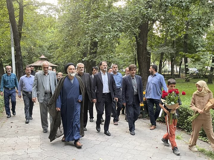 تصاویر/ حضور امام جمعه نوشهر در مراسم غبارروبی قبور شهدای باغ نوید، به همراه اعضای شورای نگهبان
