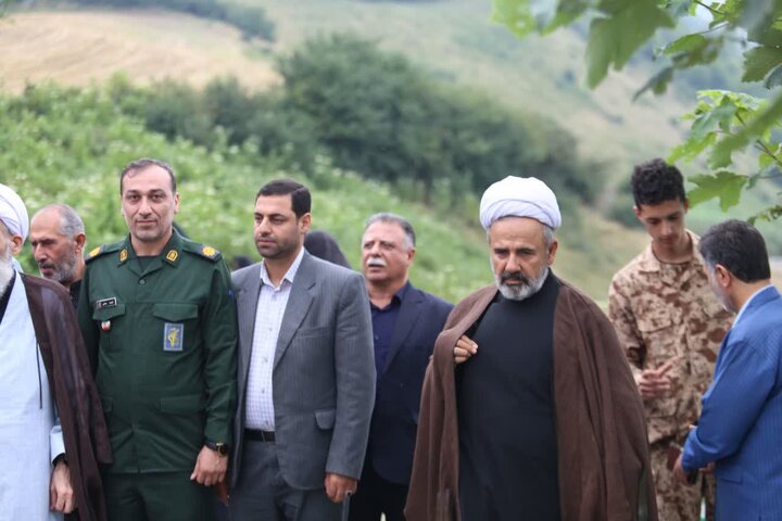 تصاویر/ ادای احترام نماینده محترم ولی فقیه در مازندران به مقام شامخ شهدای منطقه لایی