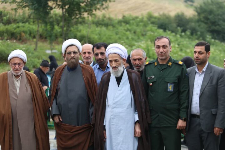 تصاویر/ ادای احترام نماینده محترم ولی فقیه در مازندران به مقام شامخ شهدای منطقه لایی