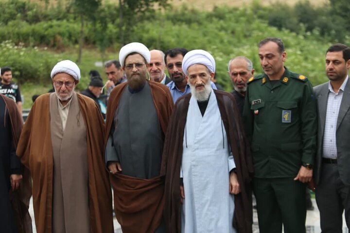 تصاویر/ ادای احترام نماینده محترم ولی فقیه در مازندران به مقام شامخ شهدای منطقه لایی