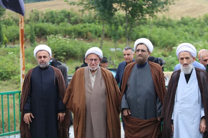 تصاویر/ ادای احترام نماینده محترم ولی فقیه در مازندران به مقام شامخ شهدای منطقه لایی