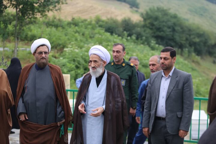 تصاویر/ ادای احترام نماینده محترم ولی فقیه در مازندران به مقام شامخ شهدای منطقه لایی