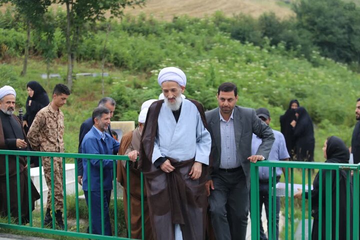 تصاویر/ ادای احترام نماینده محترم ولی فقیه در مازندران به مقام شامخ شهدای منطقه لایی