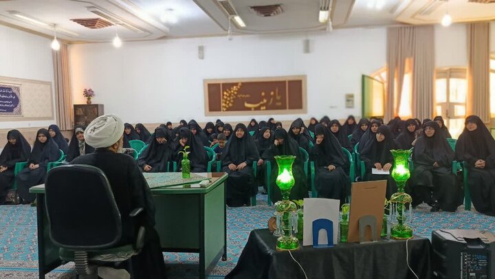 تصاویر/ مراسم بزرگداشت قائد امت در مدرسه‌ علمیه‌ حضرت زینب(س) کرمان