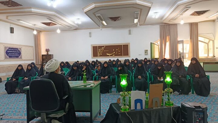 تصاویر/ مراسم بزرگداشت قائد امت در مدرسه‌ علمیه‌ حضرت زینب(س) کرمان