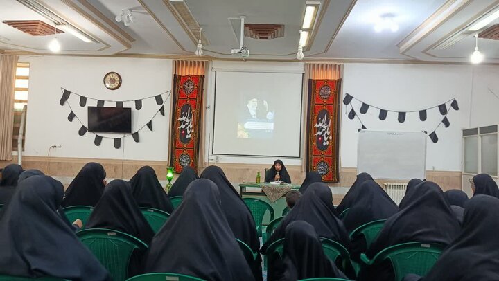 تصاویر/ مراسم بزرگداشت قائد امت در مدرسه‌ علمیه‌ حضرت زینب(س) کرمان