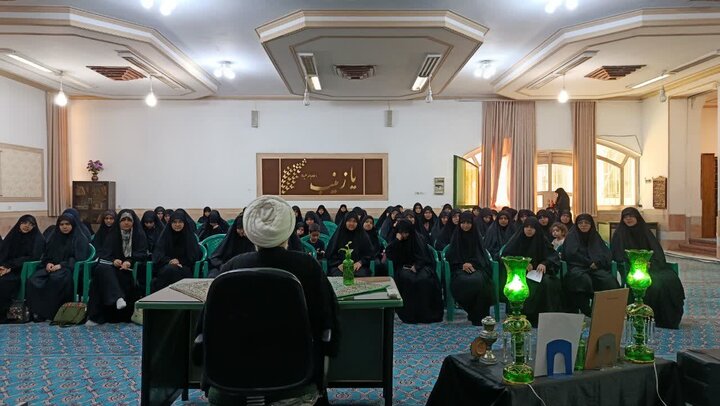 تصاویر/ مراسم بزرگداشت قائد امت در مدرسه‌ علمیه‌ حضرت زینب(س) کرمان