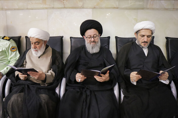 تصاویر/ مراسم بزرگداشت و یادبود قائد شهید اُمت حضرت آیت‌ الله العظمی امام خامنه‌ای از سوی مرجع عالی‌قدر حضرت آیت الله العظمی مکارم شیرازی در حرم حضرت معصومه سلام‌الله‌علیها