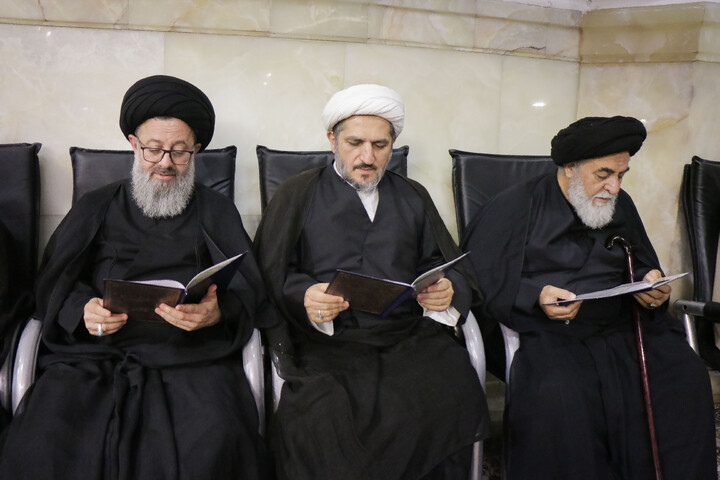 Cerimonia commemorativa in onore del Leader martire della Umma da parte dell’Ayatollah Makarem Shirazi nel santuario di Fatima Ma'suma