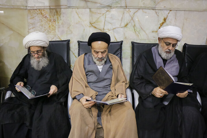 تصاویر/ مراسم بزرگداشت و یادبود قائد شهید اُمت حضرت آیت‌ الله العظمی امام خامنه‌ای از سوی مرجع عالی‌قدر حضرت آیت الله العظمی مکارم شیرازی در حرم حضرت معصومه سلام‌الله‌علیها