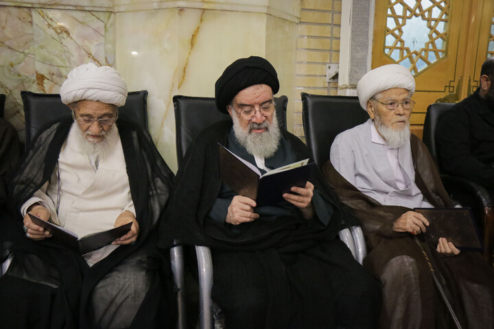 تصاویر/ مراسم بزرگداشت و یادبود قائد شهید اُمت حضرت آیت‌ الله العظمی امام خامنه‌ای از سوی مرجع عالی‌قدر حضرت آیت الله العظمی مکارم شیرازی در حرم حضرت معصومه سلام‌الله‌علیها