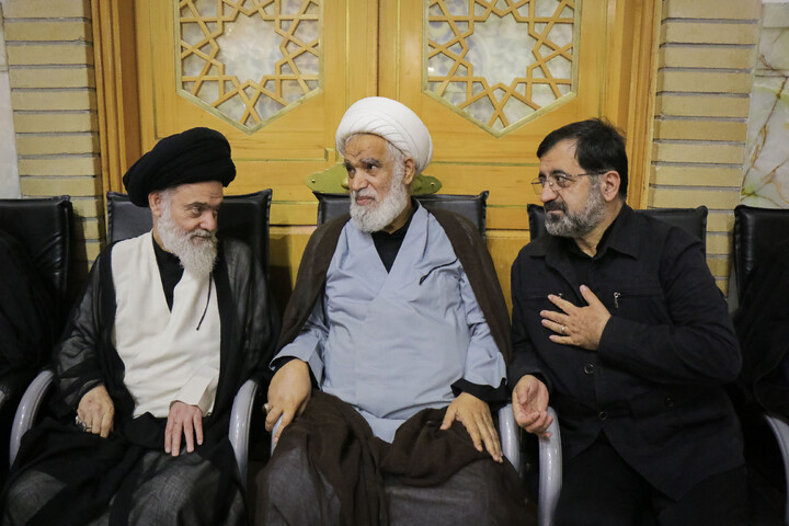 تصاویر/ مراسم بزرگداشت و یادبود قائد شهید اُمت حضرت آیت‌ الله العظمی امام خامنه‌ای از سوی مرجع عالی‌قدر حضرت آیت الله العظمی مکارم شیرازی در حرم حضرت معصومه سلام‌الله‌علیها