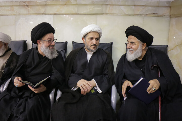 تصاویر/ مراسم بزرگداشت و یادبود قائد شهید اُمت حضرت آیت‌ الله العظمی امام خامنه‌ای از سوی مرجع عالی‌قدر حضرت آیت الله العظمی مکارم شیرازی در حرم حضرت معصومه سلام‌الله‌علیها