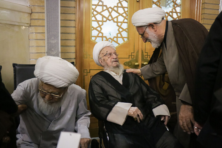 تصاویر/ مراسم بزرگداشت و یادبود قائد شهید اُمت حضرت آیت‌ الله العظمی امام خامنه‌ای از سوی مرجع عالی‌قدر حضرت آیت الله العظمی مکارم شیرازی در حرم حضرت معصومه سلام‌الله‌علیها