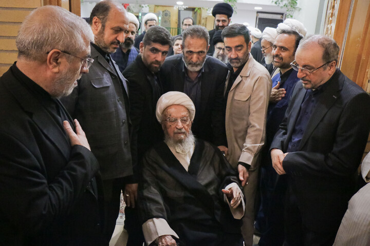 تصاویر/ مراسم بزرگداشت و یادبود قائد شهید اُمت حضرت آیت‌ الله العظمی امام خامنه‌ای از سوی مرجع عالی‌قدر حضرت آیت الله العظمی مکارم شیرازی در حرم حضرت معصومه سلام‌الله‌علیها