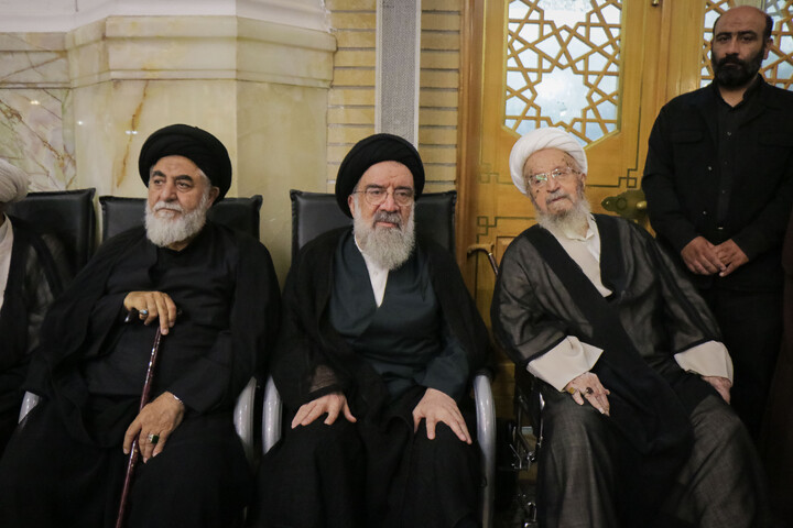 تصاویر/ مراسم بزرگداشت و یادبود قائد شهید اُمت حضرت آیت‌ الله العظمی امام خامنه‌ای از سوی مرجع عالی‌قدر حضرت آیت الله العظمی مکارم شیرازی در حرم حضرت معصومه سلام‌الله‌علیها