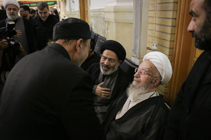 تصاویر/ مراسم بزرگداشت و یادبود قائد شهید اُمت حضرت آیت‌ الله العظمی امام خامنه‌ای از سوی مرجع عالی‌قدر حضرت آیت الله العظمی مکارم شیرازی در حرم حضرت معصومه سلام‌الله‌علیها