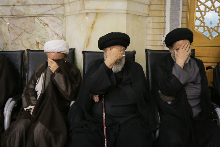 تصاویر/ مراسم بزرگداشت و یادبود قائد شهید اُمت حضرت آیت‌ الله العظمی امام خامنه‌ای از سوی مرجع عالی‌قدر حضرت آیت الله العظمی مکارم شیرازی در حرم حضرت معصومه سلام‌الله‌علیها