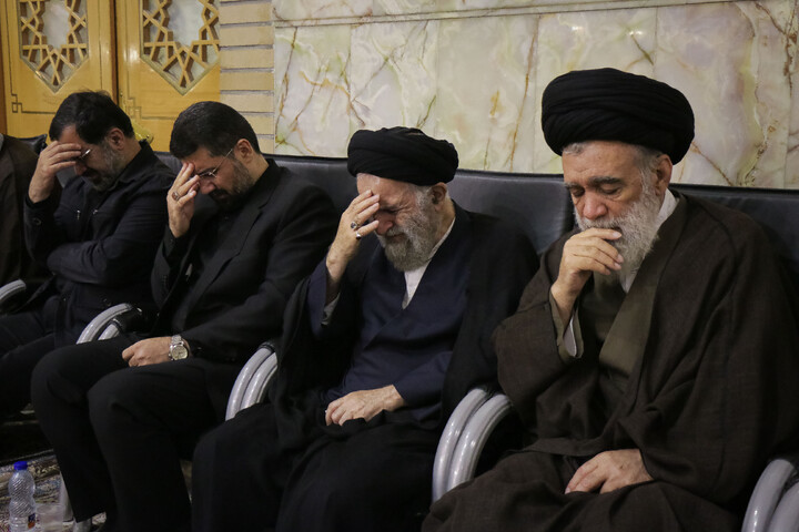 تصاویر/ مراسم بزرگداشت و یادبود قائد شهید اُمت حضرت آیت‌ الله العظمی امام خامنه‌ای از سوی مرجع عالی‌قدر حضرت آیت الله العظمی مکارم شیرازی در حرم حضرت معصومه سلام‌الله‌علیها