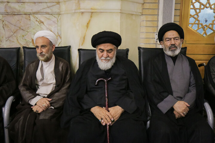 تصاویر/ مراسم بزرگداشت و یادبود قائد شهید اُمت حضرت آیت‌ الله العظمی امام خامنه‌ای از سوی مرجع عالی‌قدر حضرت آیت الله العظمی مکارم شیرازی در حرم حضرت معصومه سلام‌الله‌علیها