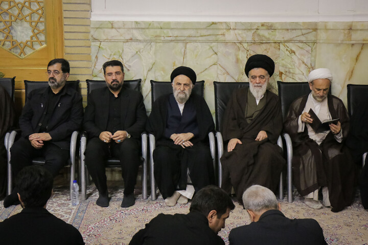 تصاویر/ مراسم بزرگداشت و یادبود قائد شهید اُمت حضرت آیت‌ الله العظمی امام خامنه‌ای از سوی مرجع عالی‌قدر حضرت آیت الله العظمی مکارم شیرازی در حرم حضرت معصومه سلام‌الله‌علیها