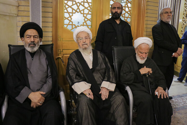 تصاویر/ مراسم بزرگداشت و یادبود قائد شهید اُمت حضرت آیت‌ الله العظمی امام خامنه‌ای از سوی مرجع عالی‌قدر حضرت آیت الله العظمی مکارم شیرازی در حرم حضرت معصومه سلام‌الله‌علیها