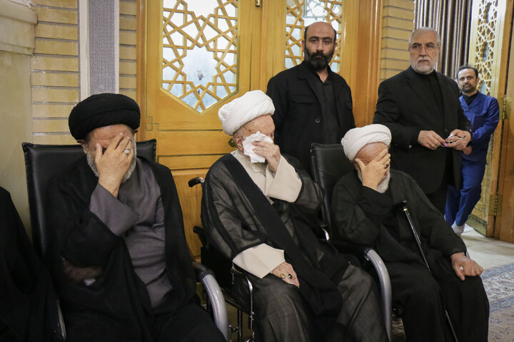 تصاویر/ مراسم بزرگداشت و یادبود قائد شهید اُمت حضرت آیت‌ الله العظمی امام خامنه‌ای از سوی مرجع عالی‌قدر حضرت آیت الله العظمی مکارم شیرازی در حرم حضرت معصومه سلام‌الله‌علیها