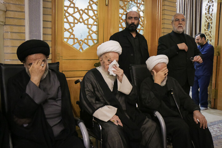 تصاویر/ مراسم بزرگداشت و یادبود قائد شهید اُمت حضرت آیت‌ الله العظمی امام خامنه‌ای از سوی مرجع عالی‌قدر حضرت آیت الله العظمی مکارم شیرازی در حرم حضرت معصومه سلام‌الله‌علیها