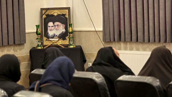 تصاویر/ مراسم بزرگداشت قائد امت در مدرسه‌ علمیه‌ نرجسیه سیرجان