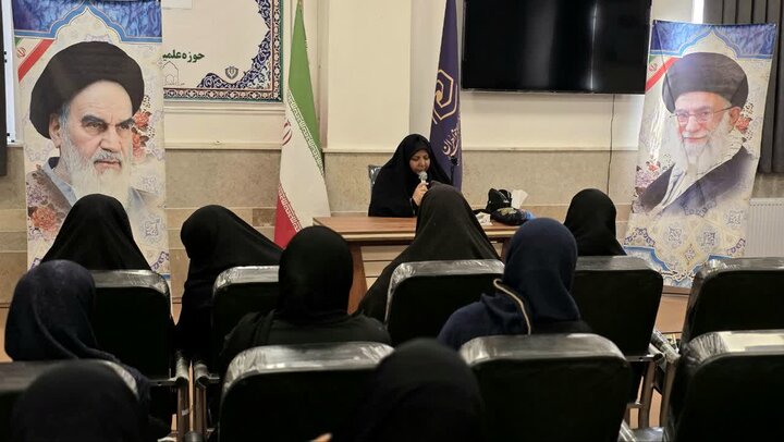 تصاویر/ مراسم بزرگداشت قائد امت در مدرسه‌ علمیه‌ نرجسیه سیرجان