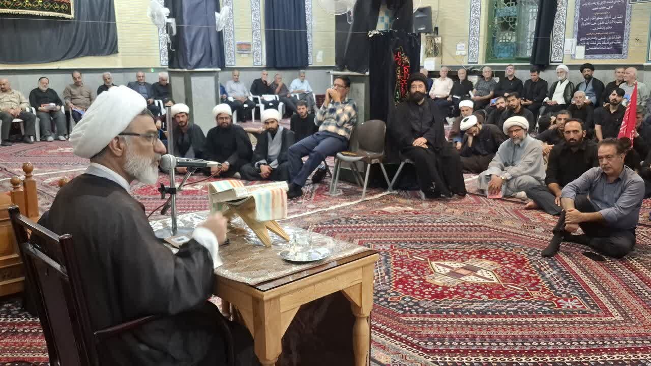 از طرف مرکزخدمات حوزه علمیه کاشان مراسم بزرگداشت رهبر شهید انقلاب برگزار شد