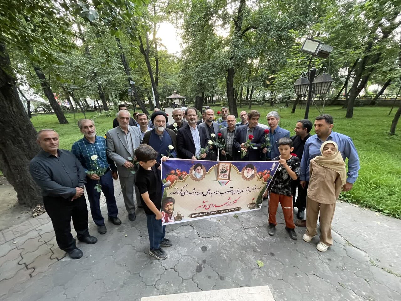 تصاویر/ حضور امام جمعه نوشهر در مراسم غبارروبی قبور شهدای باغ نوید، به همراه اعضای شورای نگهبان