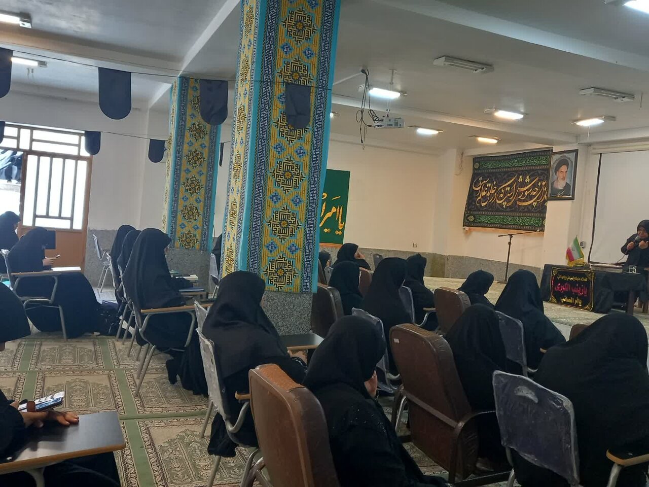 تصاویر/ مراسم بزرگداشت قائد امت در مدرسه‌ علمیه‌ تخصصی زینب کبری(س) رفسنجان