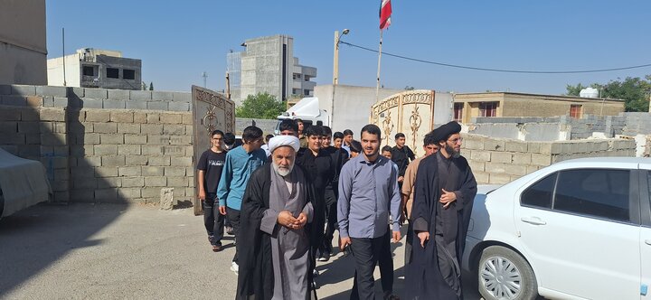 . گزارش تصویری/ سنگ تمام مدیر حوزه علمیه کهگیلویه و بویراحمد برای داوطلبان؛ استقبال گرم در کف خیابان