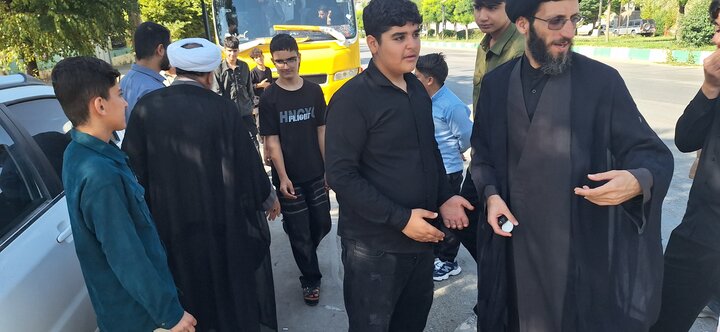 . گزارش تصویری/ سنگ تمام مدیر حوزه علمیه کهگیلویه و بویراحمد برای داوطلبان؛ استقبال گرم در کف خیابان