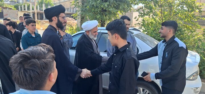 . گزارش تصویری/ سنگ تمام مدیر حوزه علمیه کهگیلویه و بویراحمد برای داوطلبان؛ استقبال گرم در کف خیابان