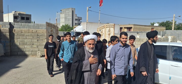 . گزارش تصویری/ سنگ تمام مدیر حوزه علمیه کهگیلویه و بویراحمد برای داوطلبان؛ استقبال گرم در کف خیابان