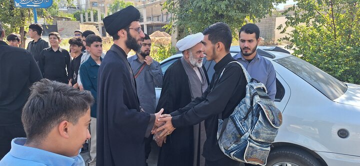 . گزارش تصویری/ سنگ تمام مدیر حوزه علمیه کهگیلویه و بویراحمد برای داوطلبان؛ استقبال گرم در کف خیابان